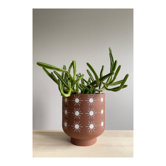 Vasija con patas grandes - Cara de abrazo