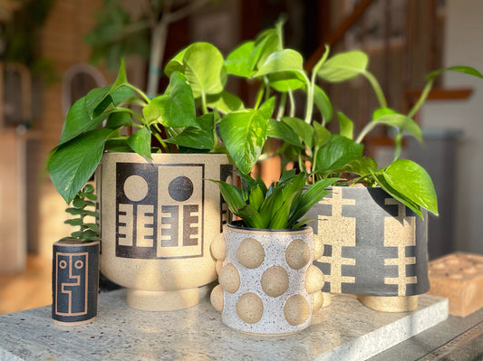 Vasija con patas grandes - Cara de abrazo