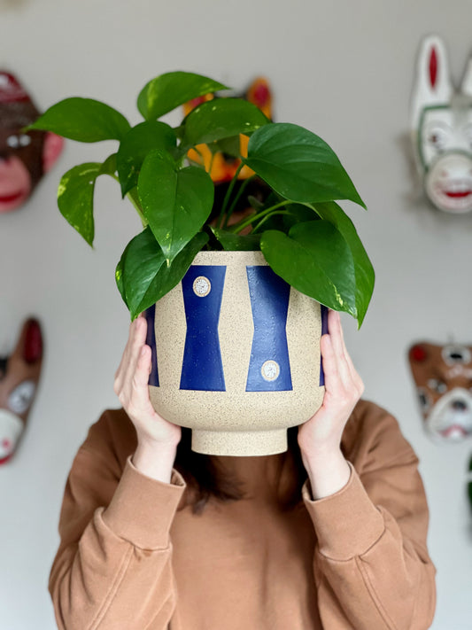 Vasija con patas grandes - Cara de abrazo