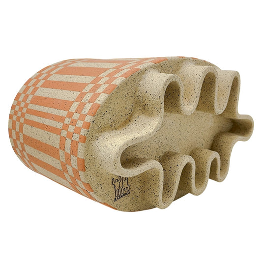 Vasija con patas grandes - Cara de abrazo