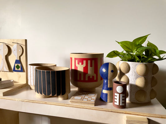 Vasija con patas grandes - Cara de abrazo