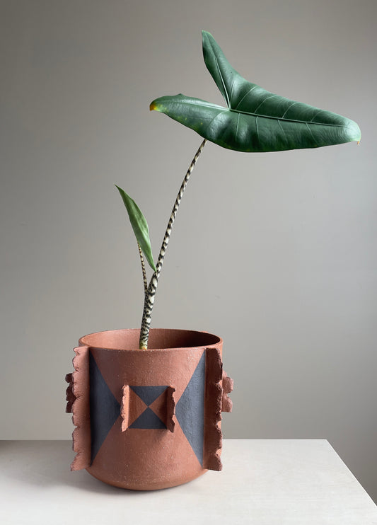 Vasija con patas grandes - Cara de abrazo